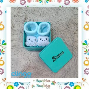 Clingo - Kit 1 par de pantufa antiderrapante com chocalho Tamanho Único + Latinha quadrada personalizada com gravação a laser - Imagem 4